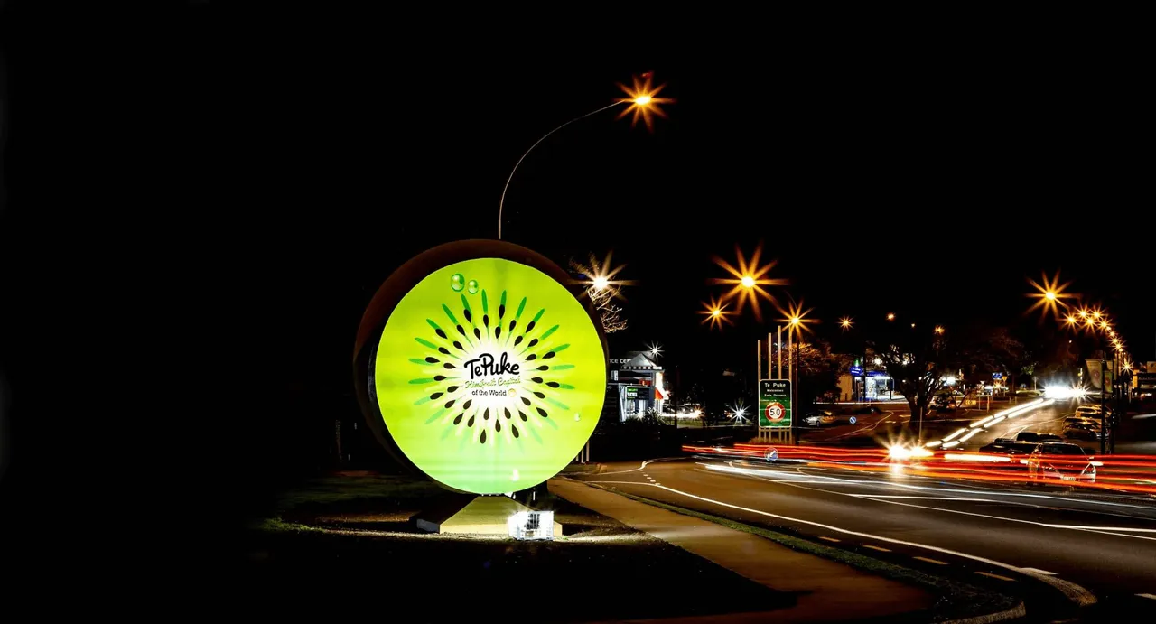 Te-Puke-Big-Kiwifruit-sign