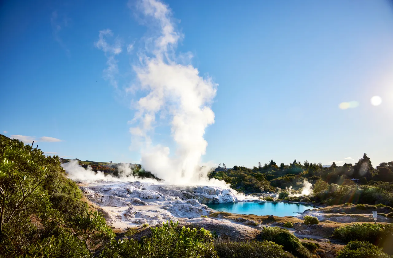 whakarewarewa-māori-village-pohutu-geyser