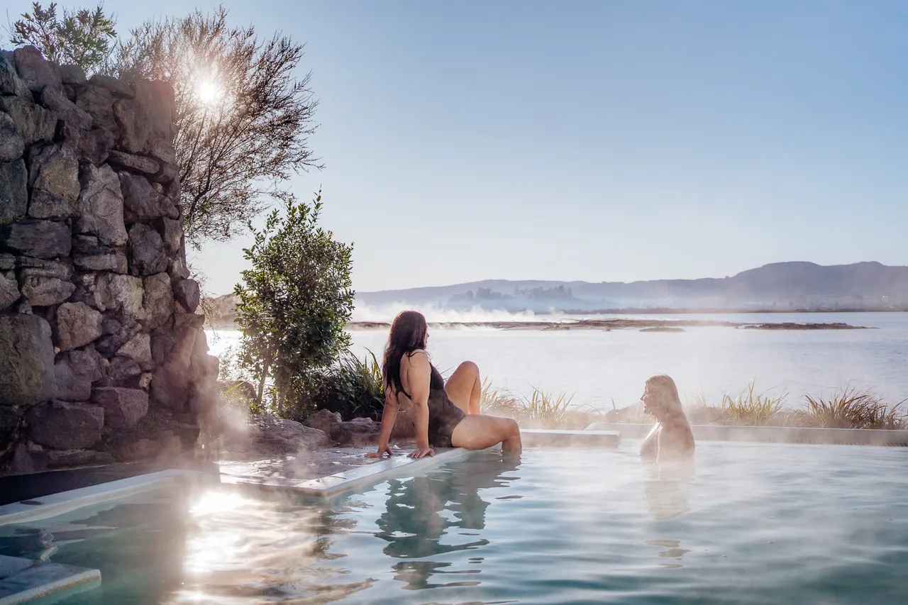 Polynesian Spa_Deluxe Lake Spa_3