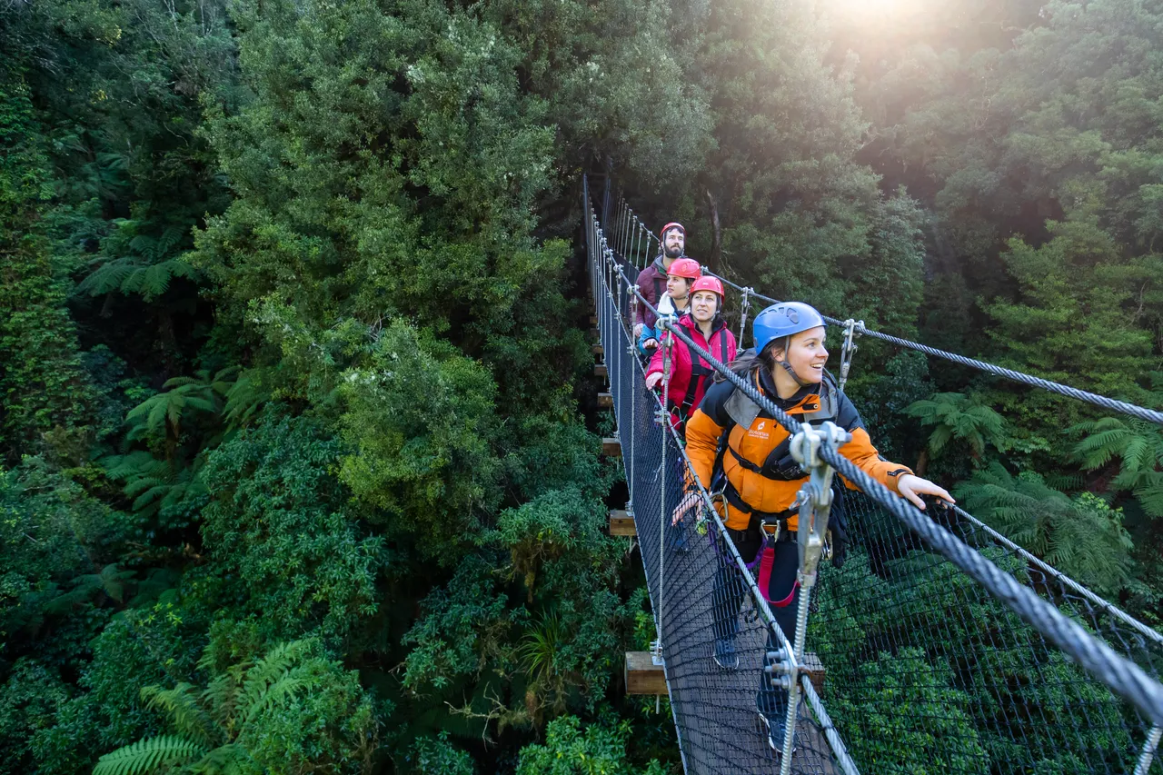 rotorua-canopy-tours-ultimate-bridge-group-crossing