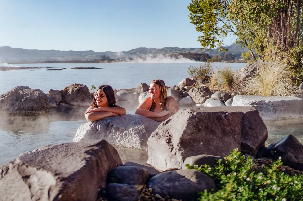 Polynesian Spa_Deluxe Lake Spa_1