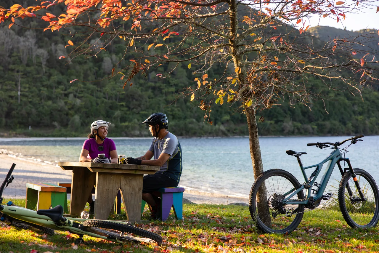 Whakarewarewa Forest Loop_Lake Tikitapu Couple sitting at table_credit Graeme Murray