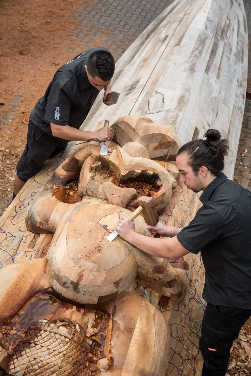 Te Puia_NZMACI two carvers working on waka