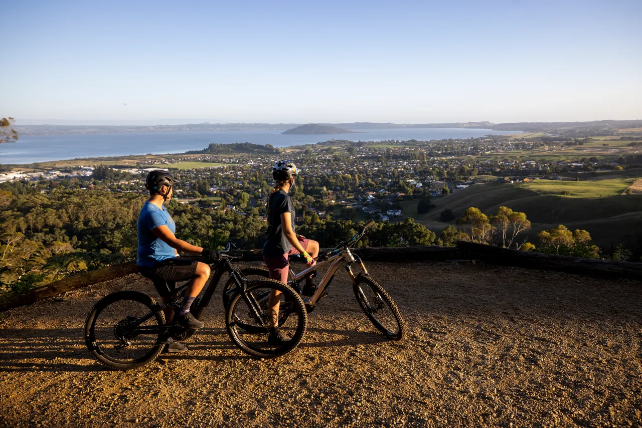 Whakarewarewa Forest Loop_Friends looking out over City_credit Graeme Murray