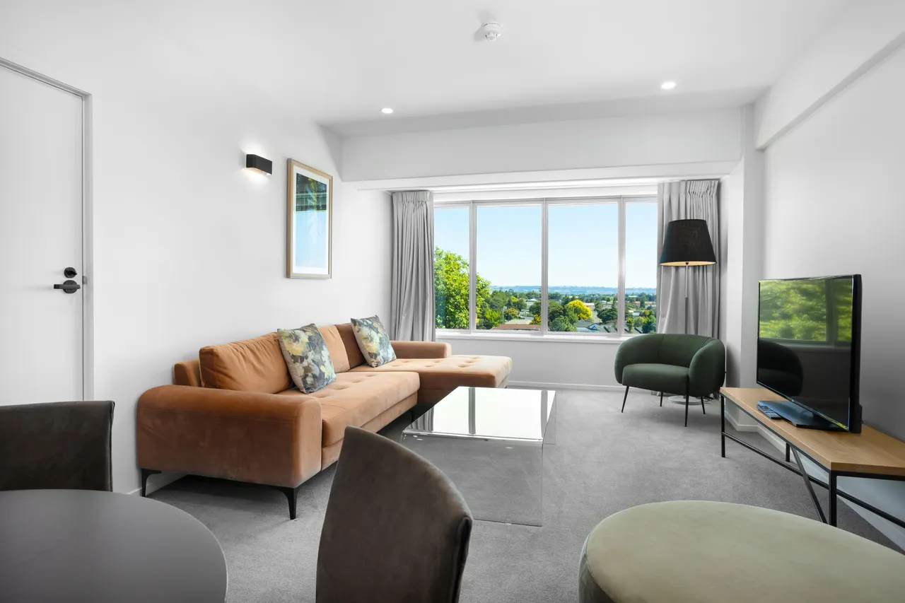 Rydges Rotorua_King Suite_lounge