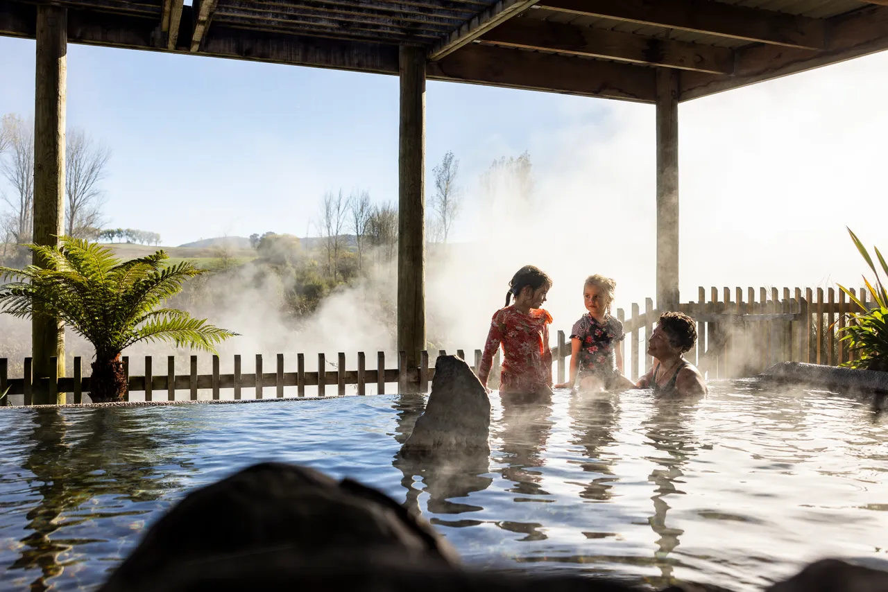 Waikite Valley Hotpools_pergola pool