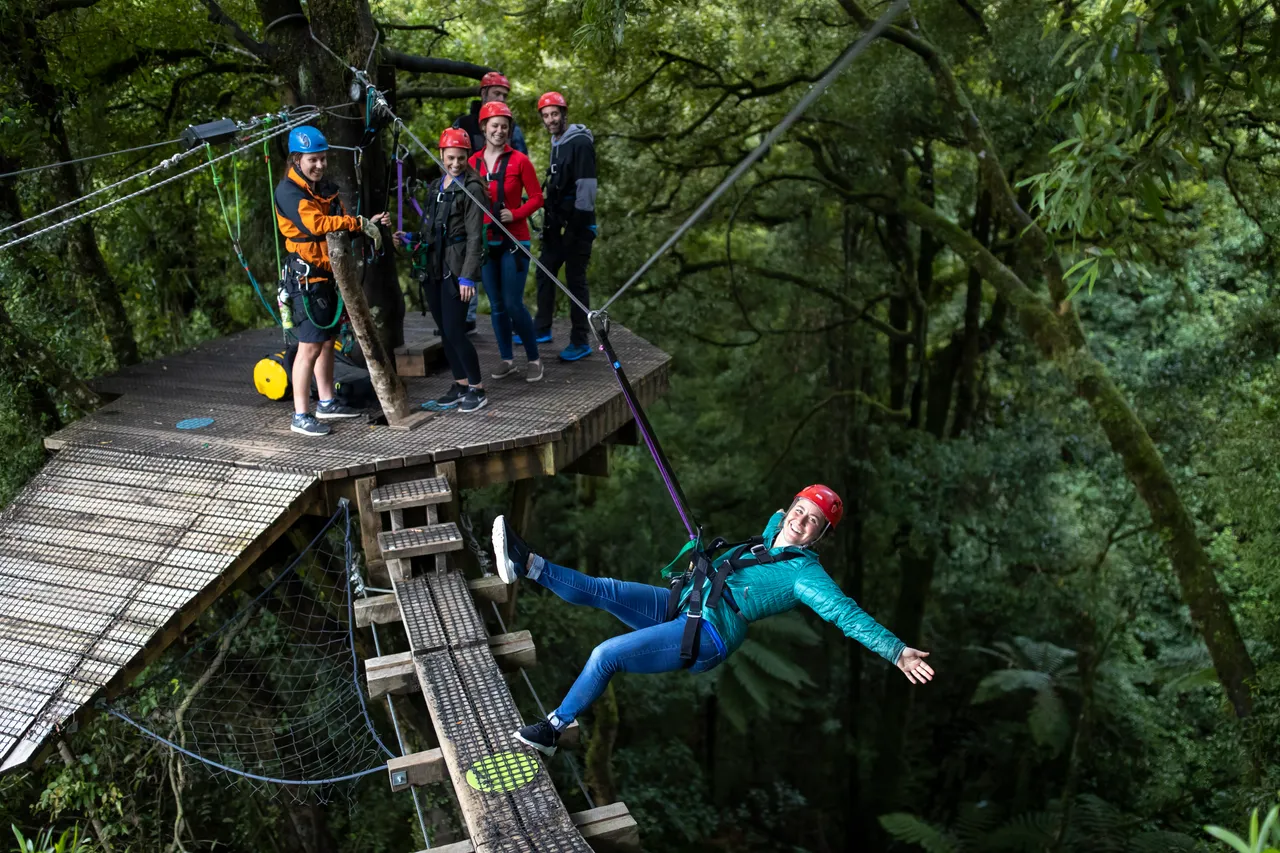 rotorua-canopy-tours-original-bridge-leaning-out