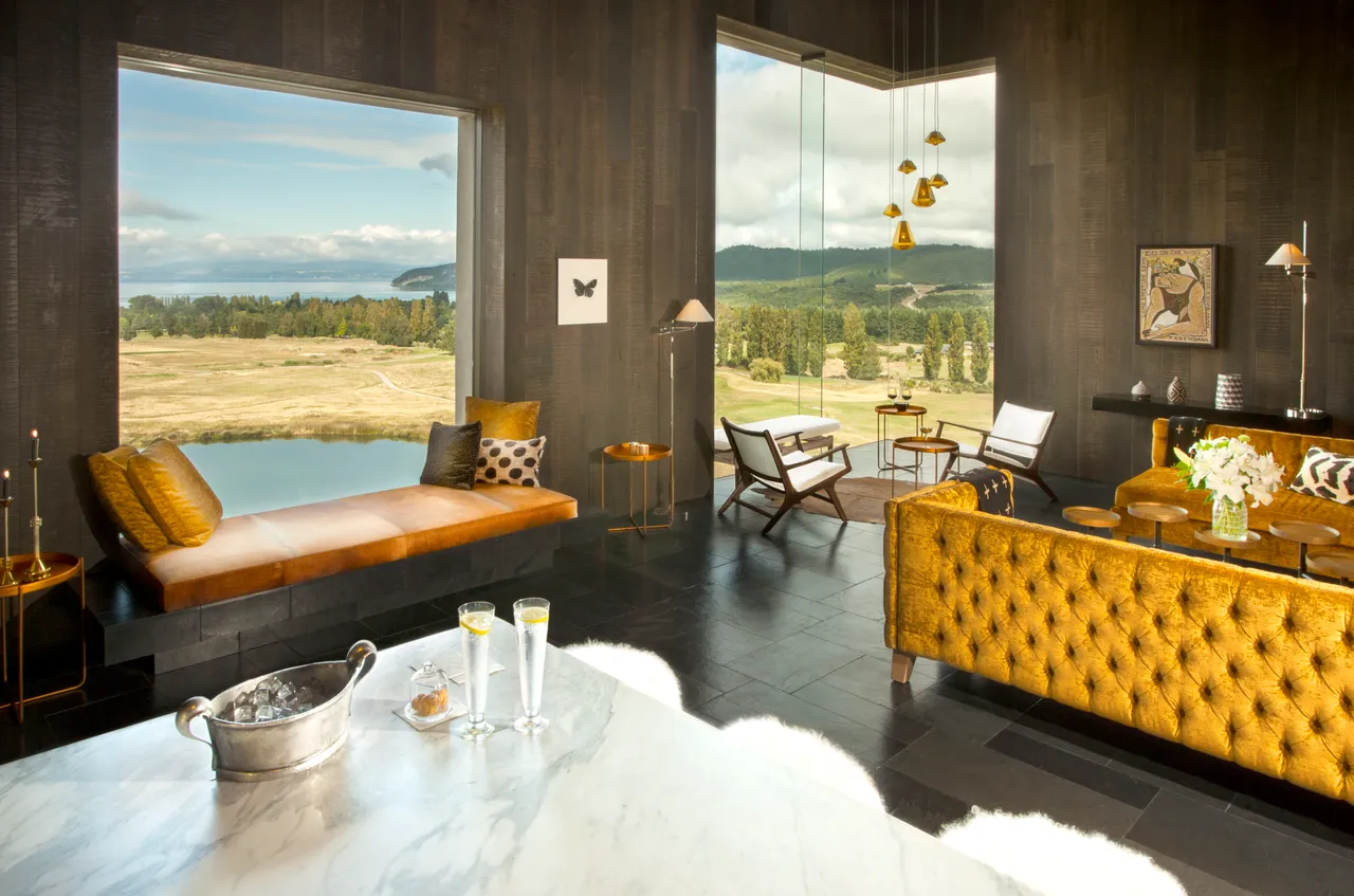 Kinloch Manor & Villas_bar_hero