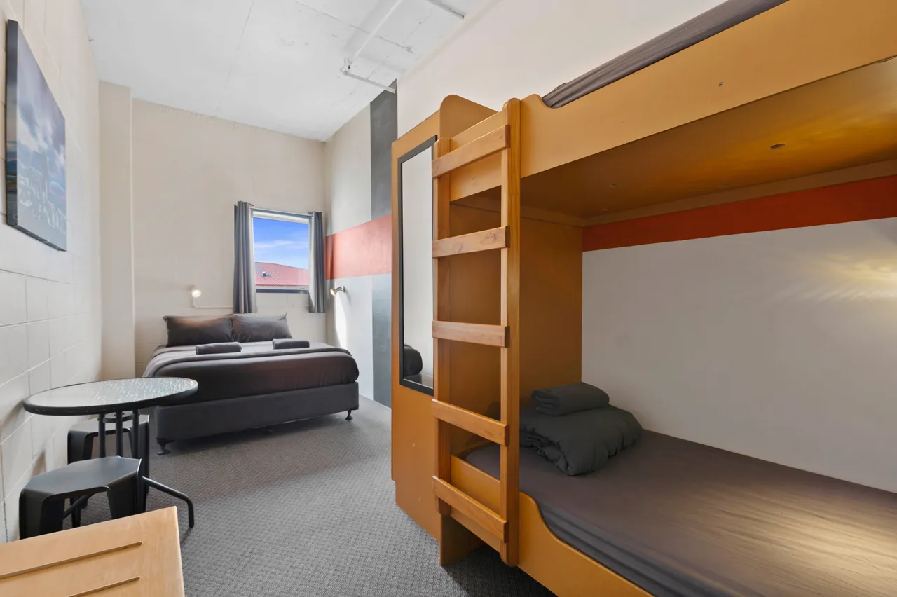 Rock Solid Backpackers - Private Family Room