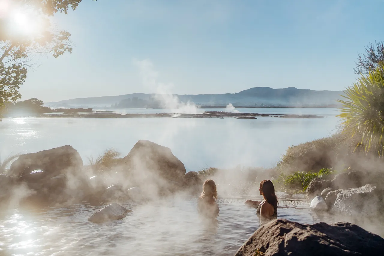 Polynesian Spa_Deluxe Lake Spa_5