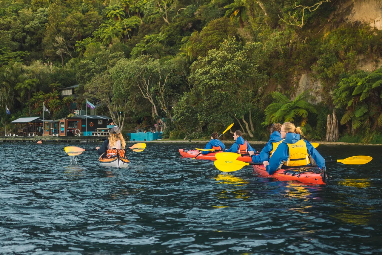 Waimarino Kayak Tours_group on lake