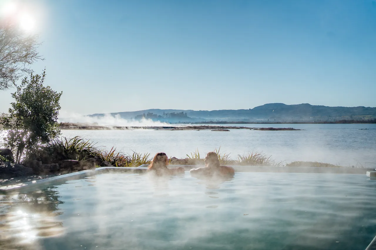 Polynesian Spa_Deluxe Lake Spa_2