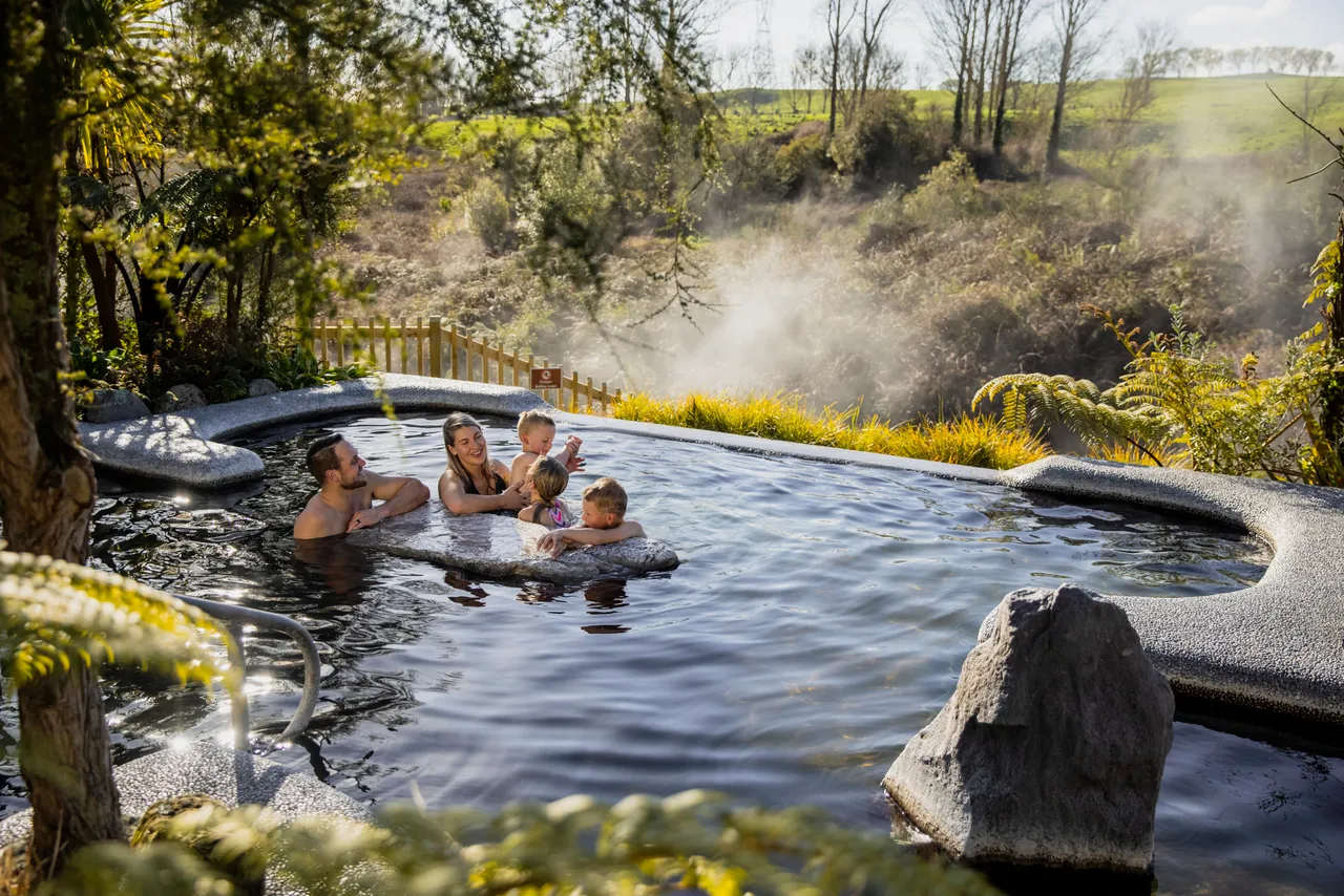 Waikite Valley Hotpools_garden pool family