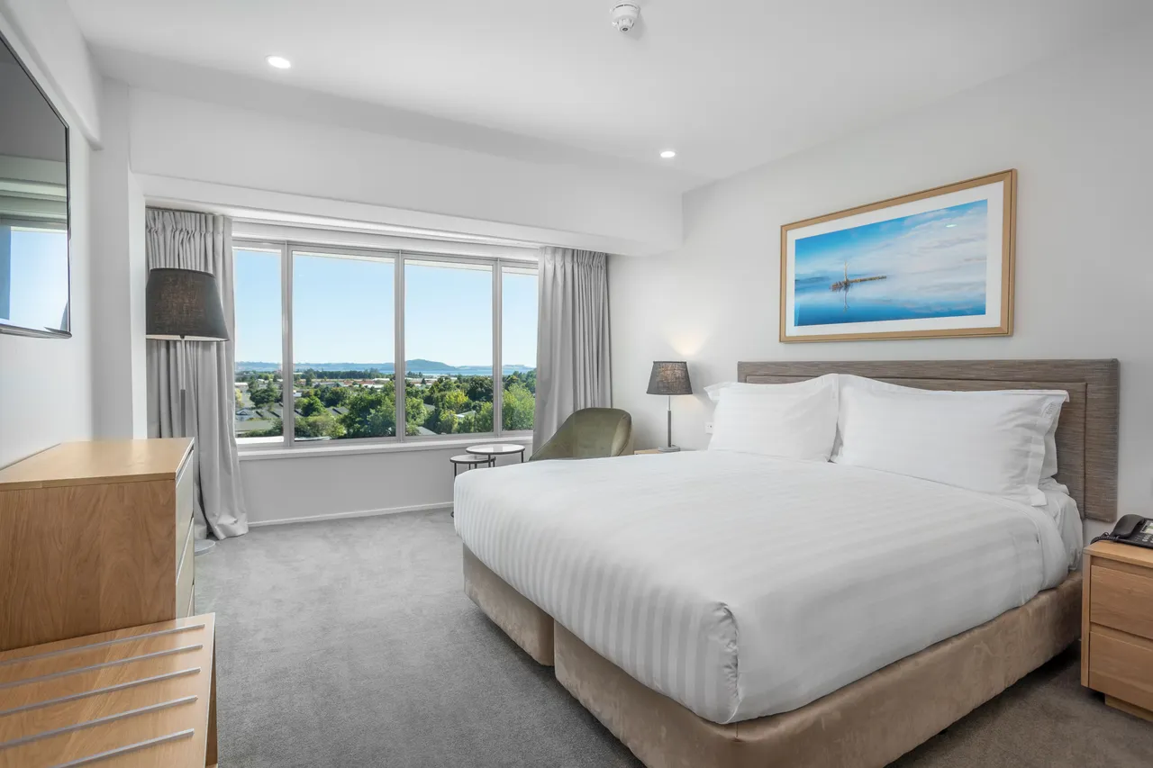 Rydges Rotorua_King Suite_bedroom