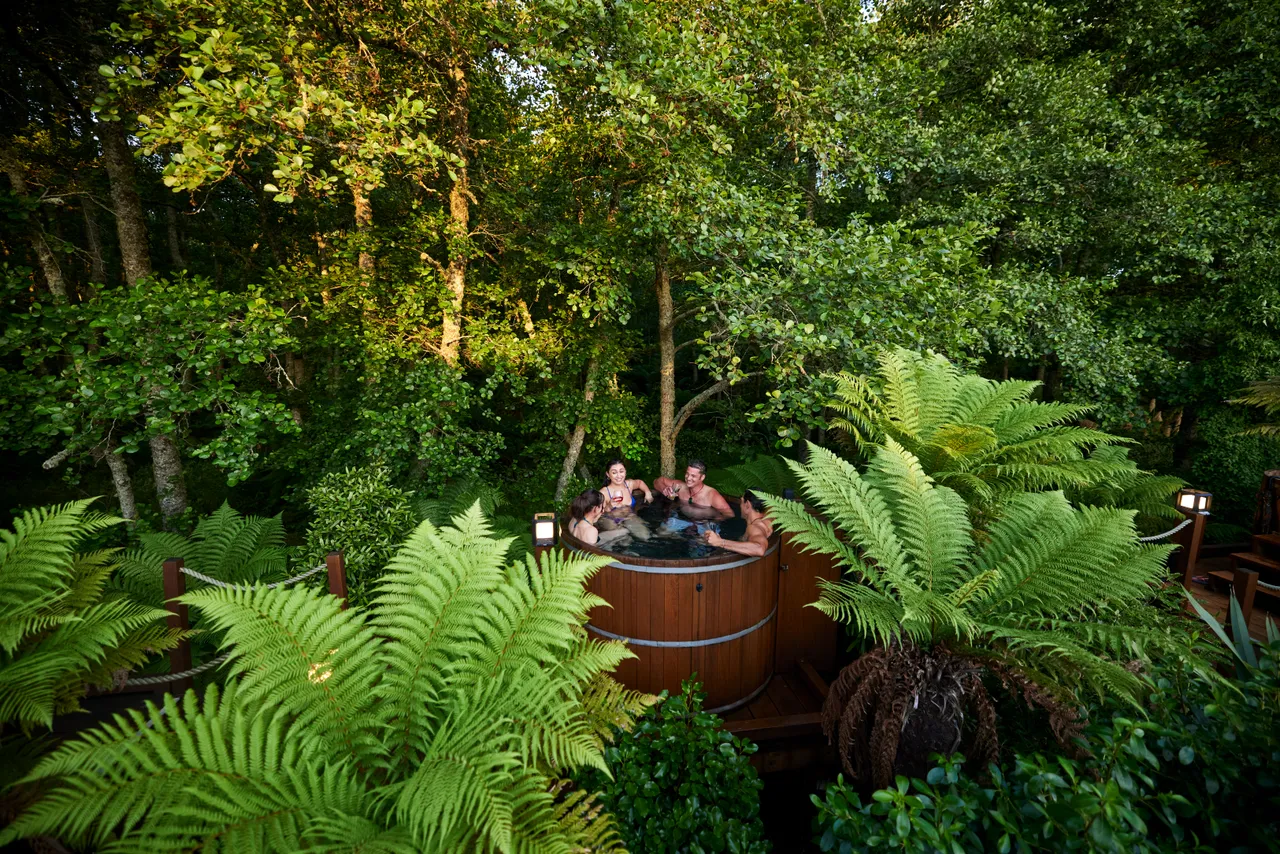 Secret Spot Hot Tubs Rotorua - Friends in hot tub
