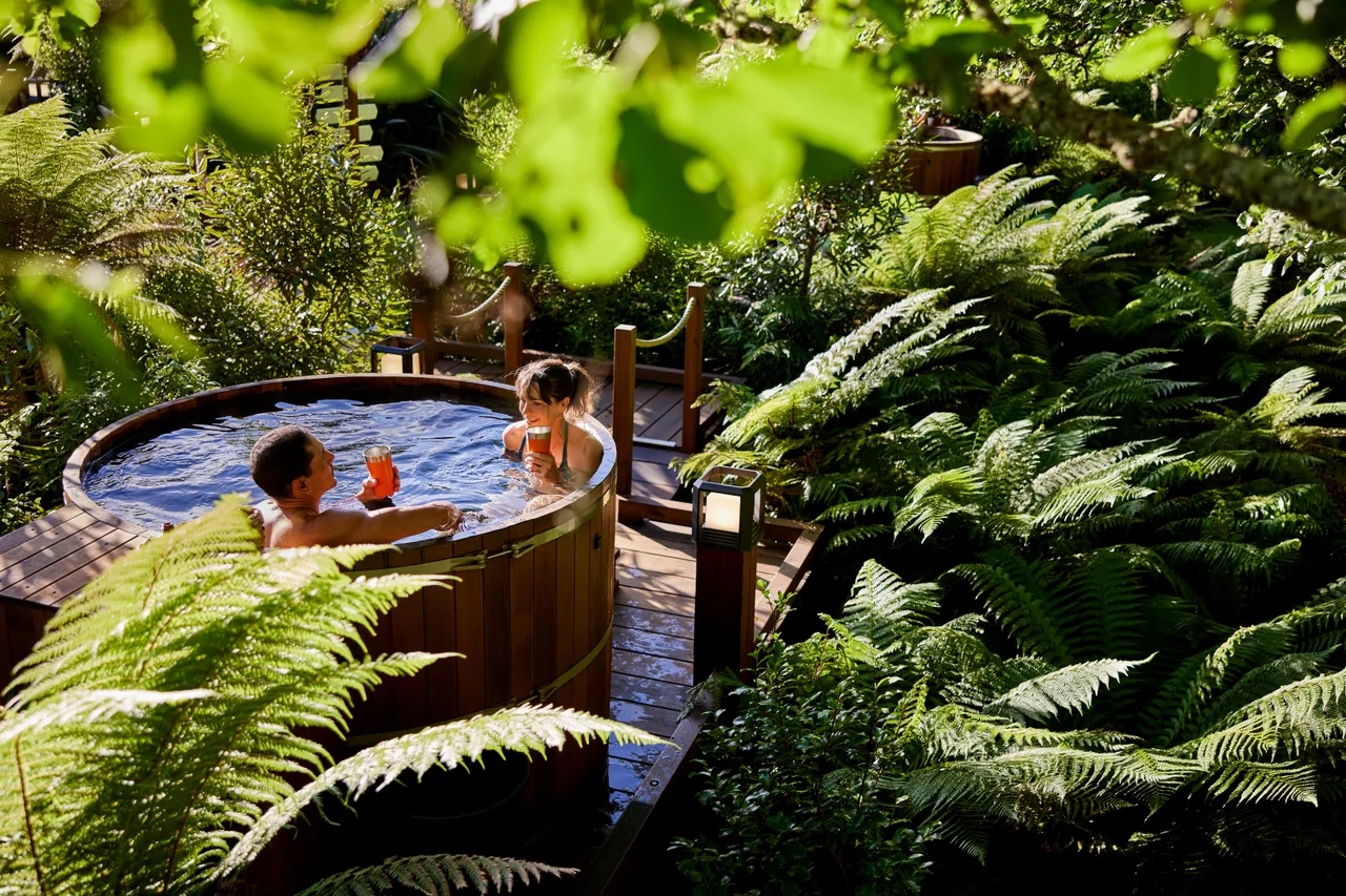 Secret Spot Hot Tubs Rotorua - Couple in a hot tub