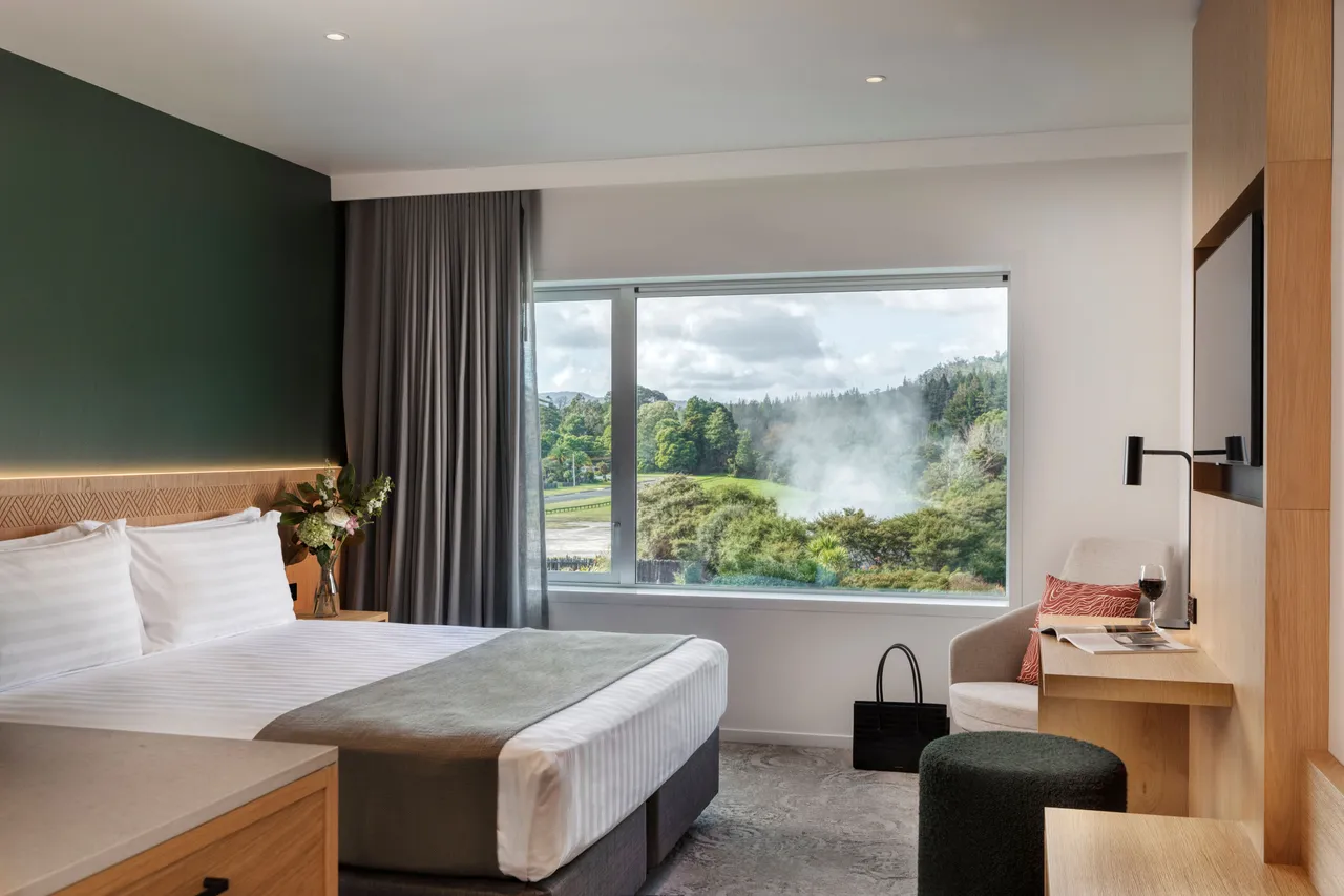 Rydges Rotorua_Dexlue King Pool View 1