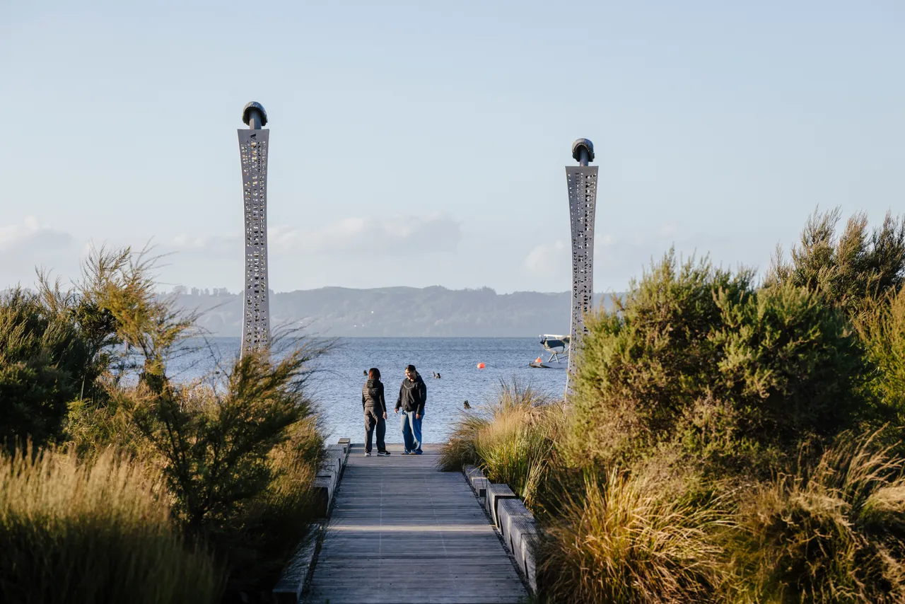 Rotorua lakefront friends