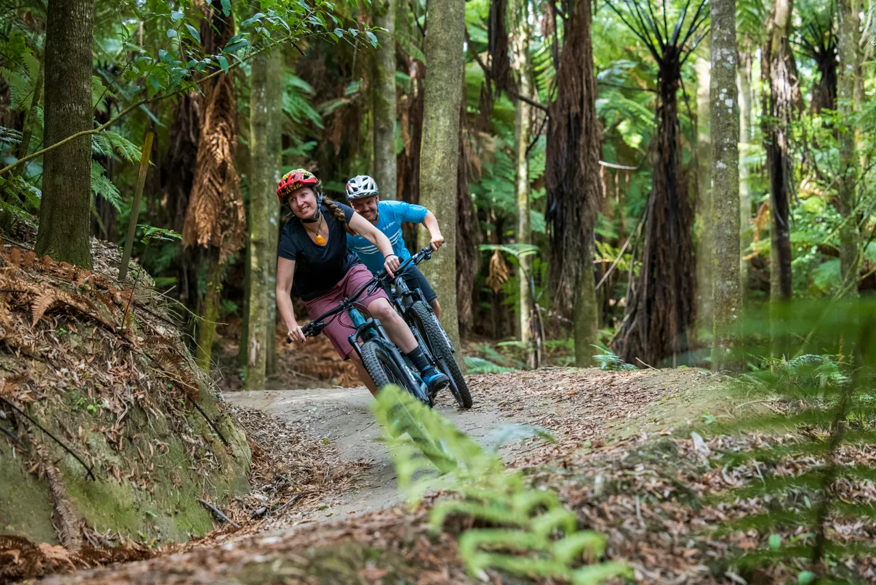 Whakarewarewa Forest Loop_Couple riding the Forest Loop_credit Graeme Murray