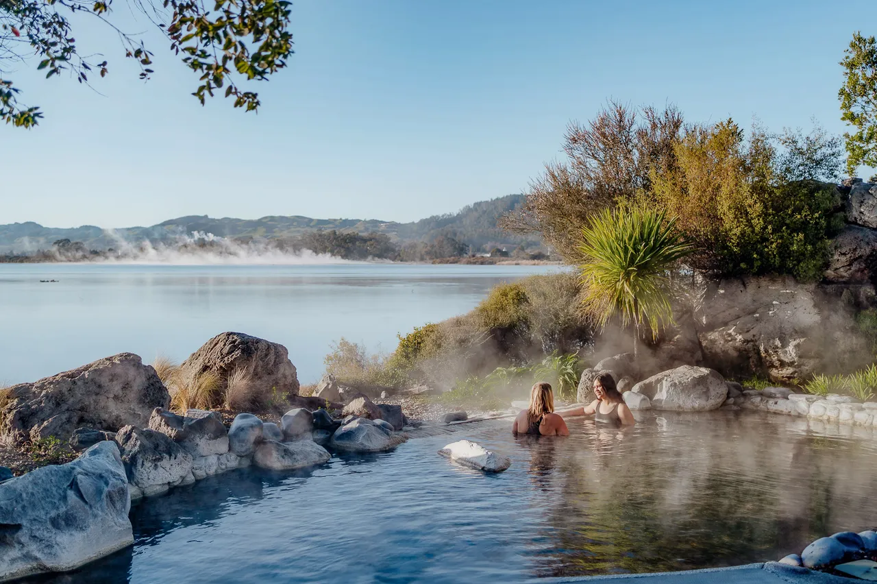 Polynesian Spa_Deluxe Lake Spa4