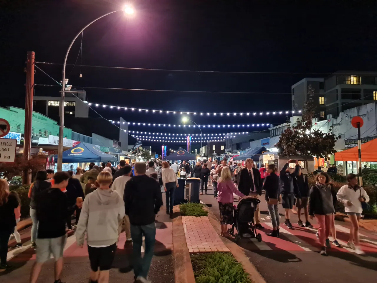 Rotorua Night Market_People gathered in the streets