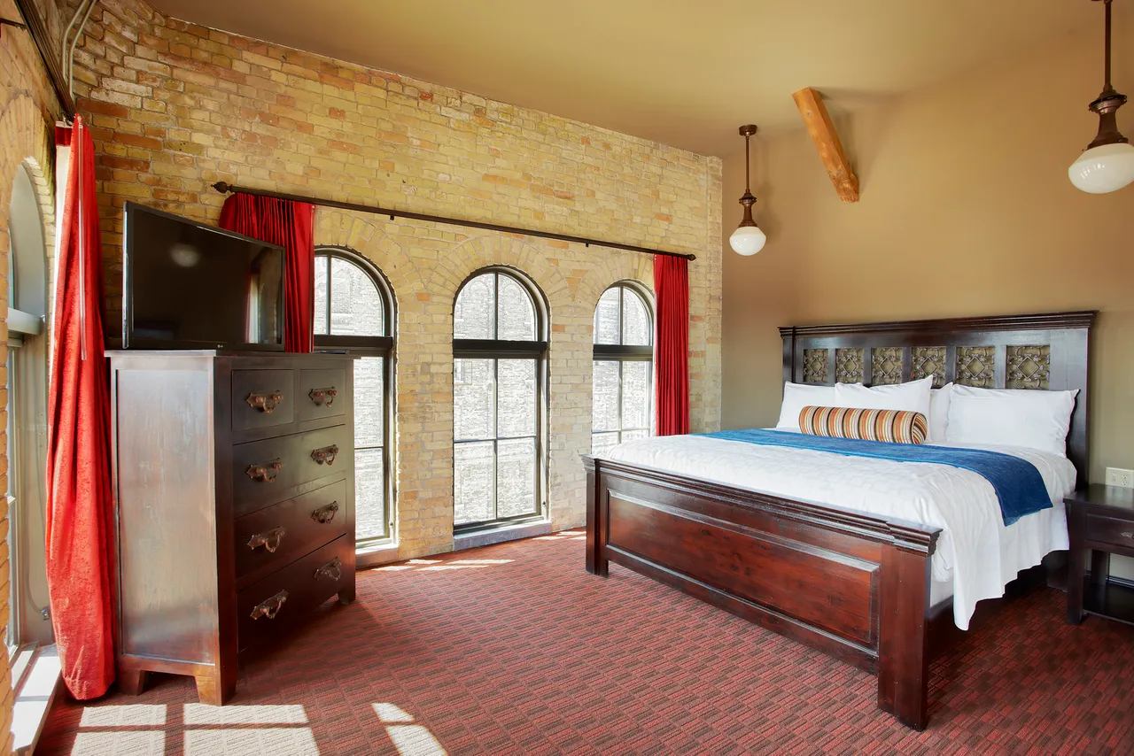VM_BrewhouseInn&Suites_Interior_HotelRoom_LoRes_0001