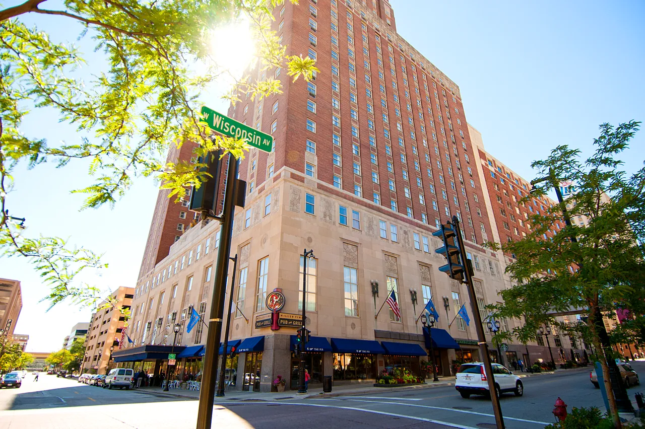 VM_HiltonMilwaukee_Exterior_HiRes_0005