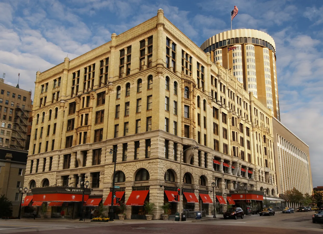 VM_PfisterHotel_Exterior_HiRes_0001