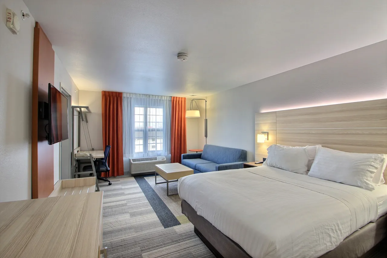 VM_Holiday Inn Express Hotel and Suites Milwaukee Airport_5