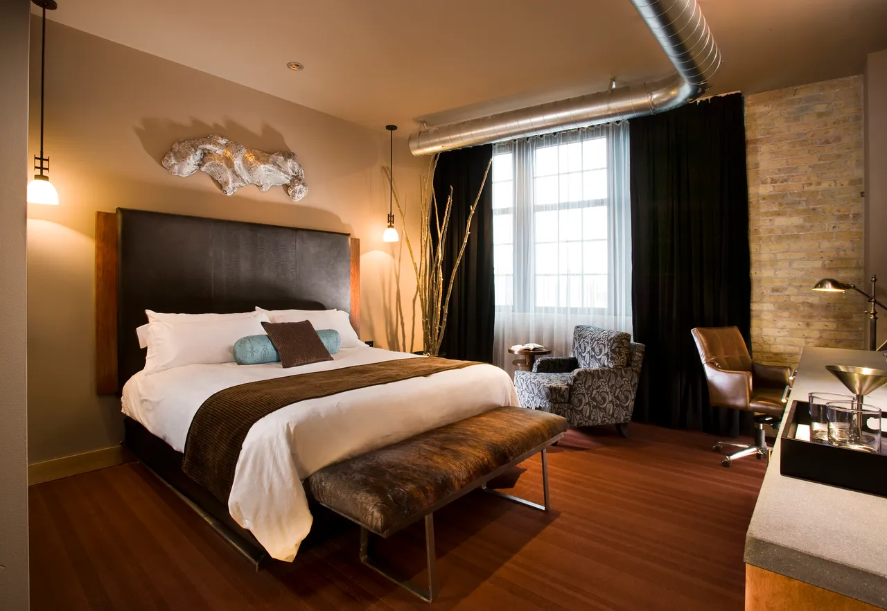 VM_IronHorse_Guestroom_Interior_HiRes_0002