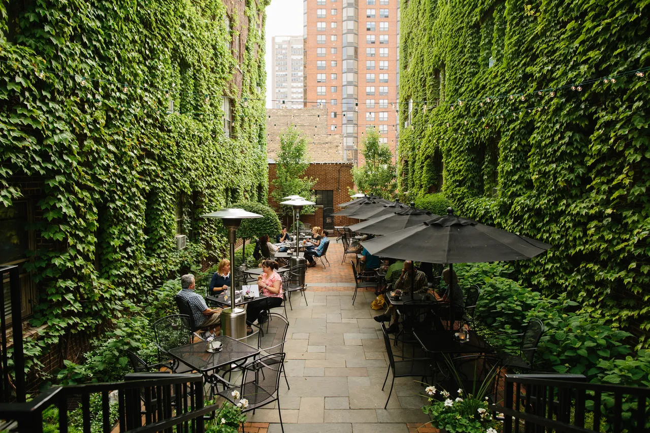 VM_ThePlazaHotel__Cafeatthe Plaza_Patio