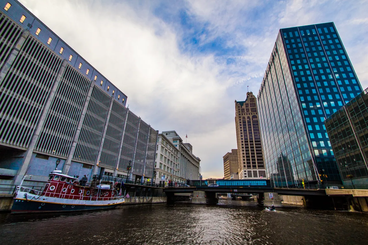 VM_Milwaukee_Downtown_River_HiRes_TateBunker_0001