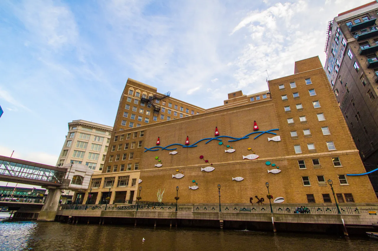 VM_Milwaukee_Downtown_River_HiRes_TateBunker_0003
