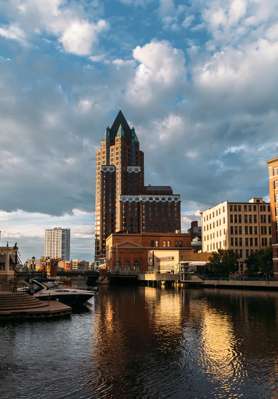 VM_Milwaukee_WisconsinAvenueBridge_Skyline_302