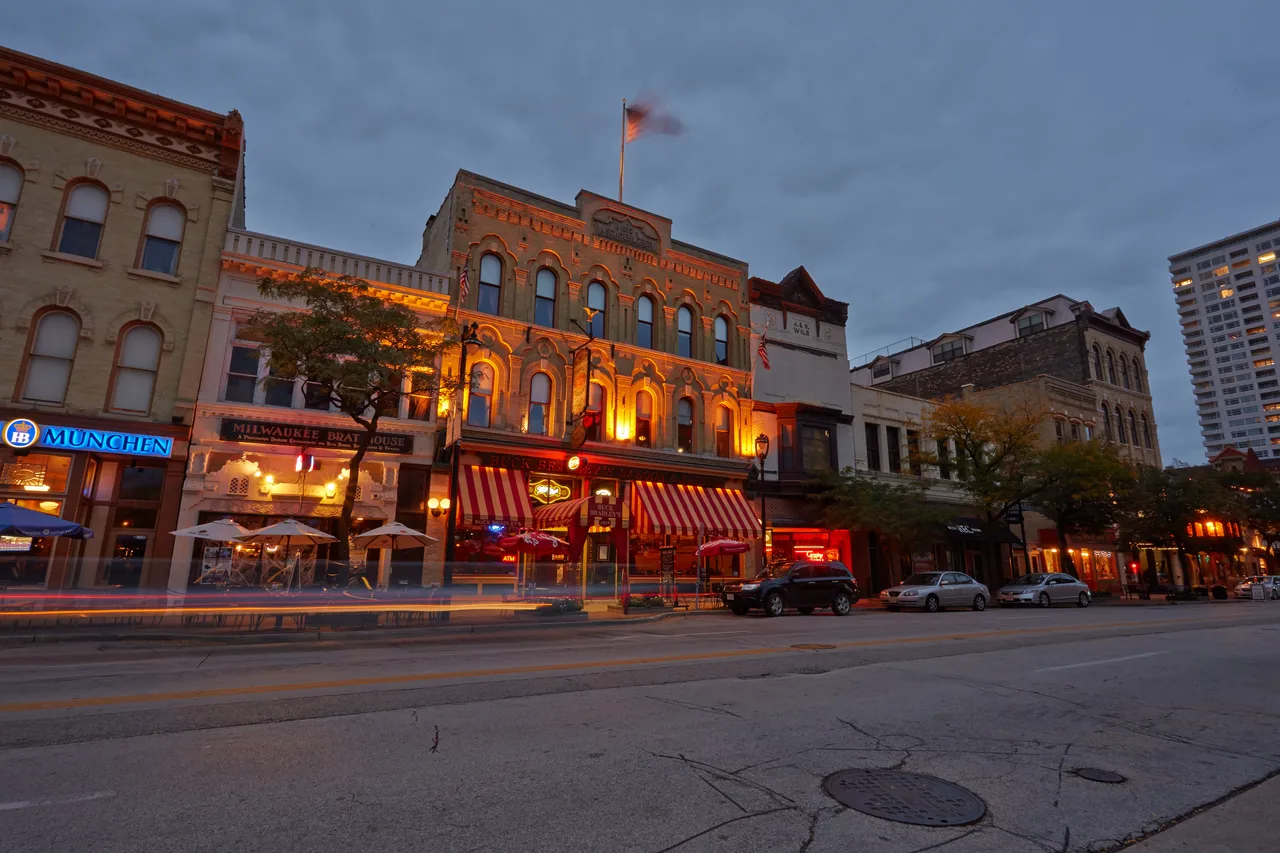 VM_OldWorldThirdStreet_Night_HiRes_Jigsaw_0002
