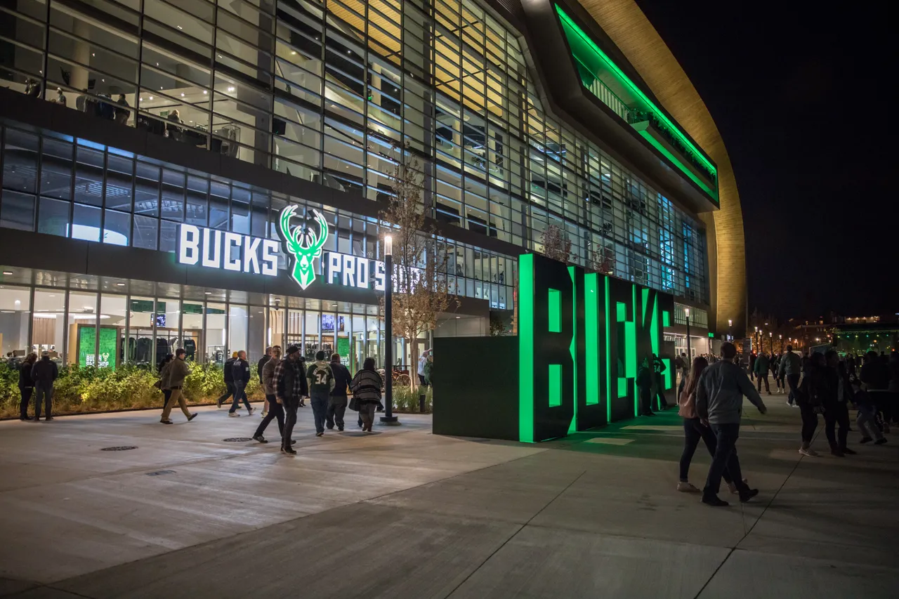 VM-MilwaukeeBucks-EntertainmentBlock07
