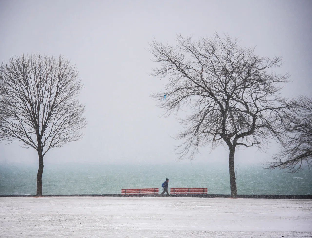 VM-Winter-LakeFrontWalk