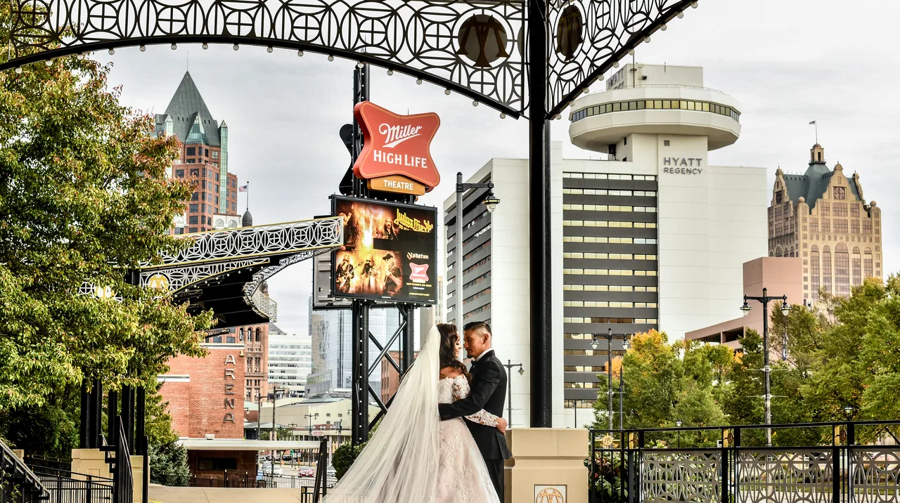 VM-WCD-Milwaukee-Miller High Life Theatre-Wedding-005