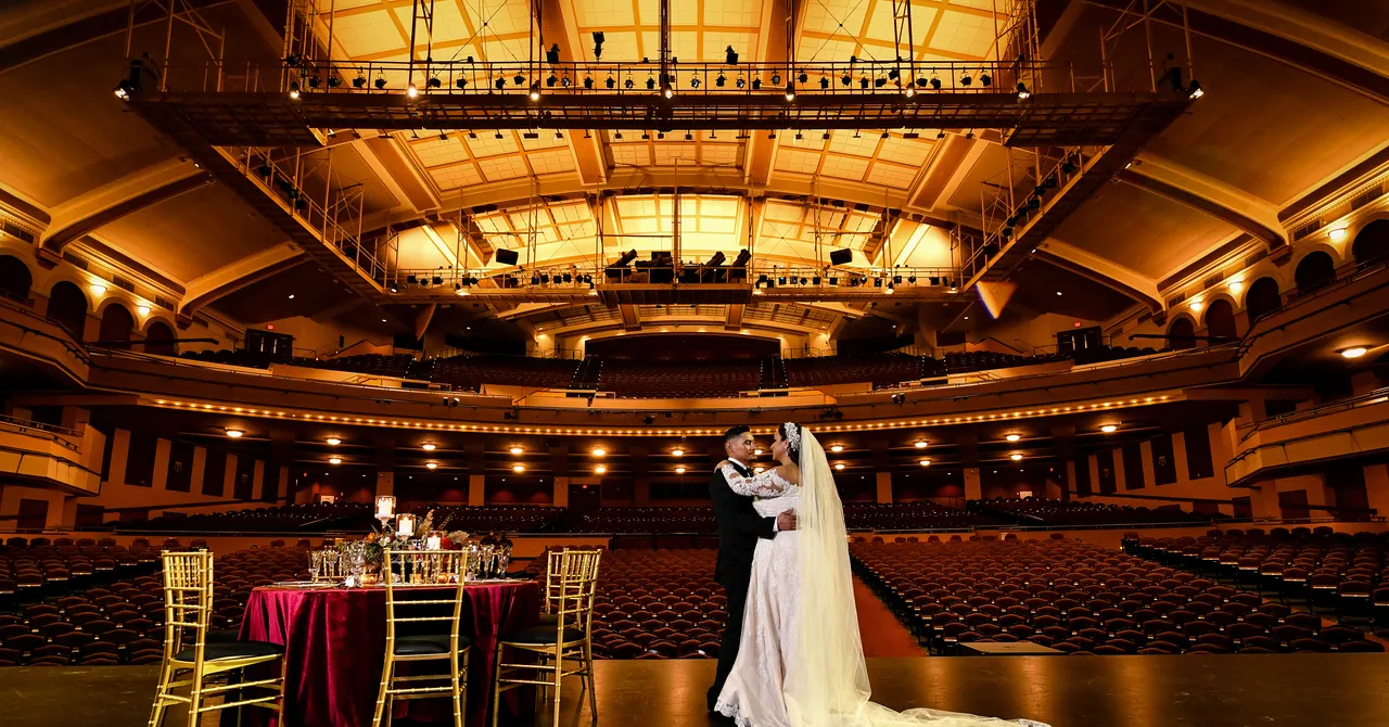 VM-WCD-Milwaukee-Miller High Life Theatre-Wedding-007