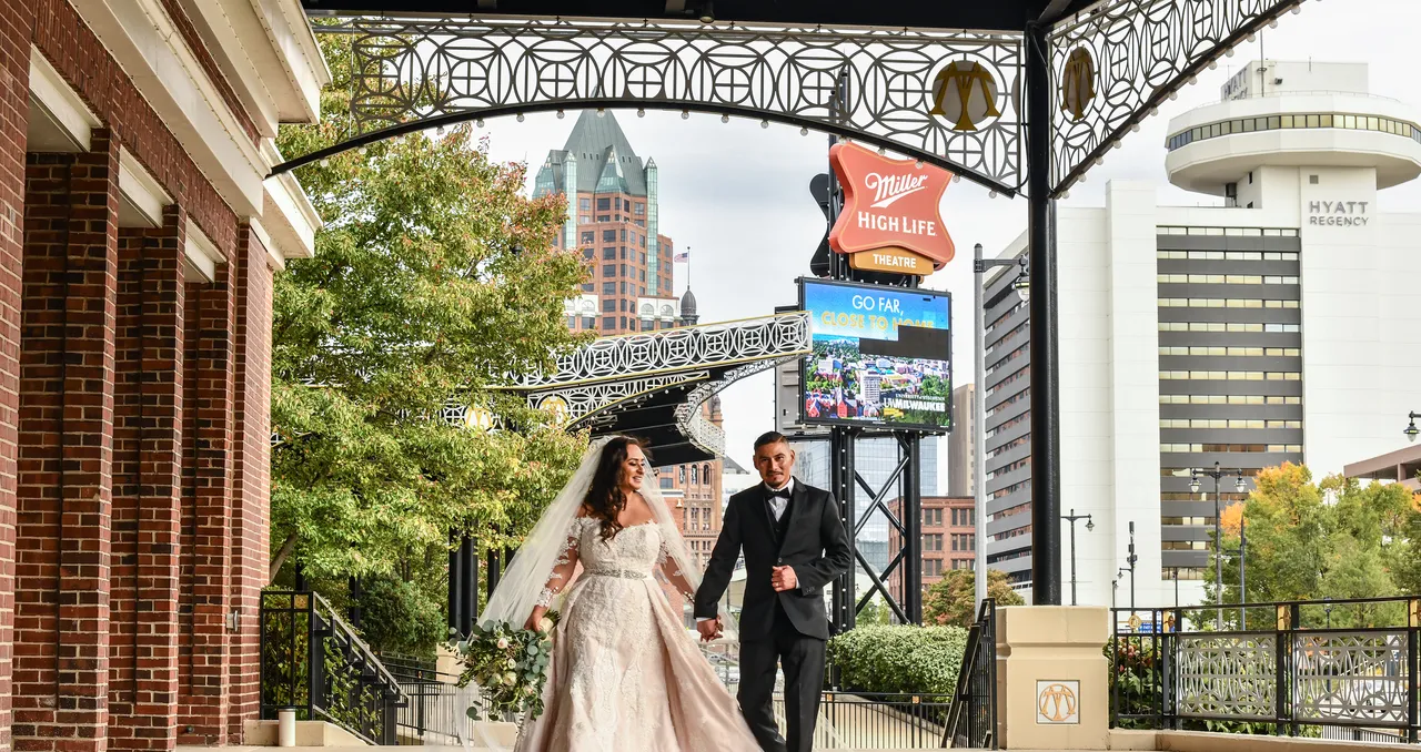 VM-WCD-Milwaukee-Miller High Life Theatre-Wedding-006