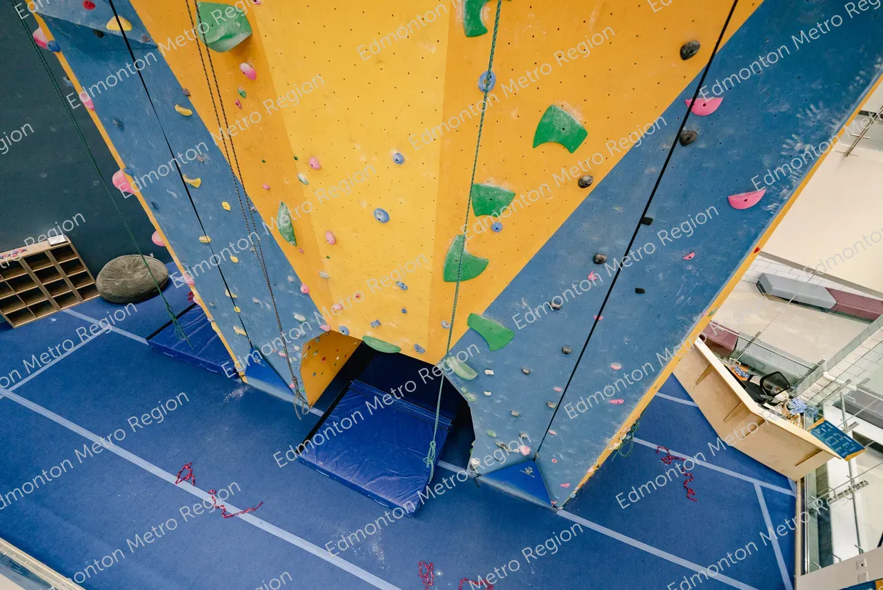 Arch climbing wall