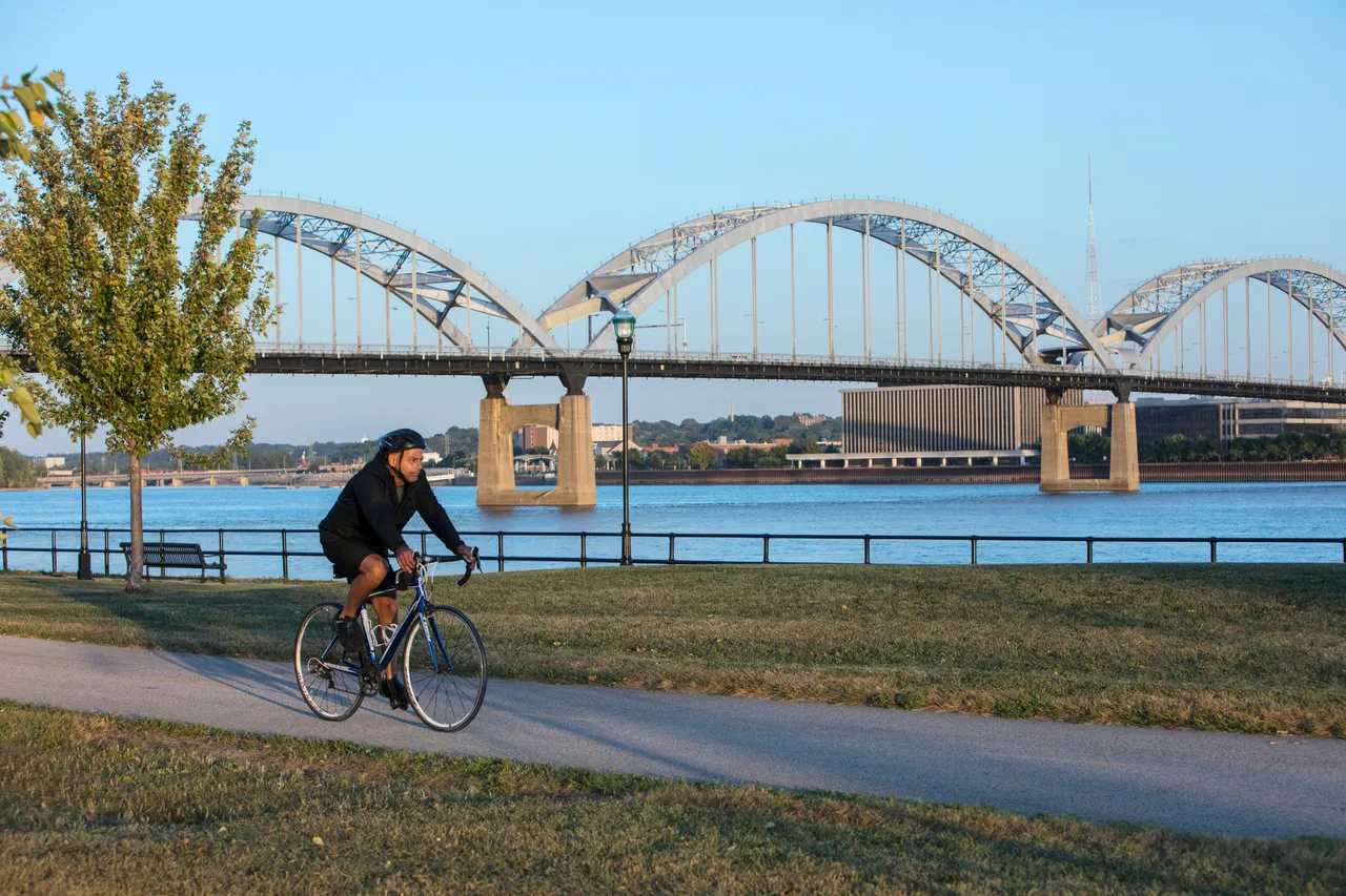 Great River Trail_Biking_Rock Island_Great Rivers Country