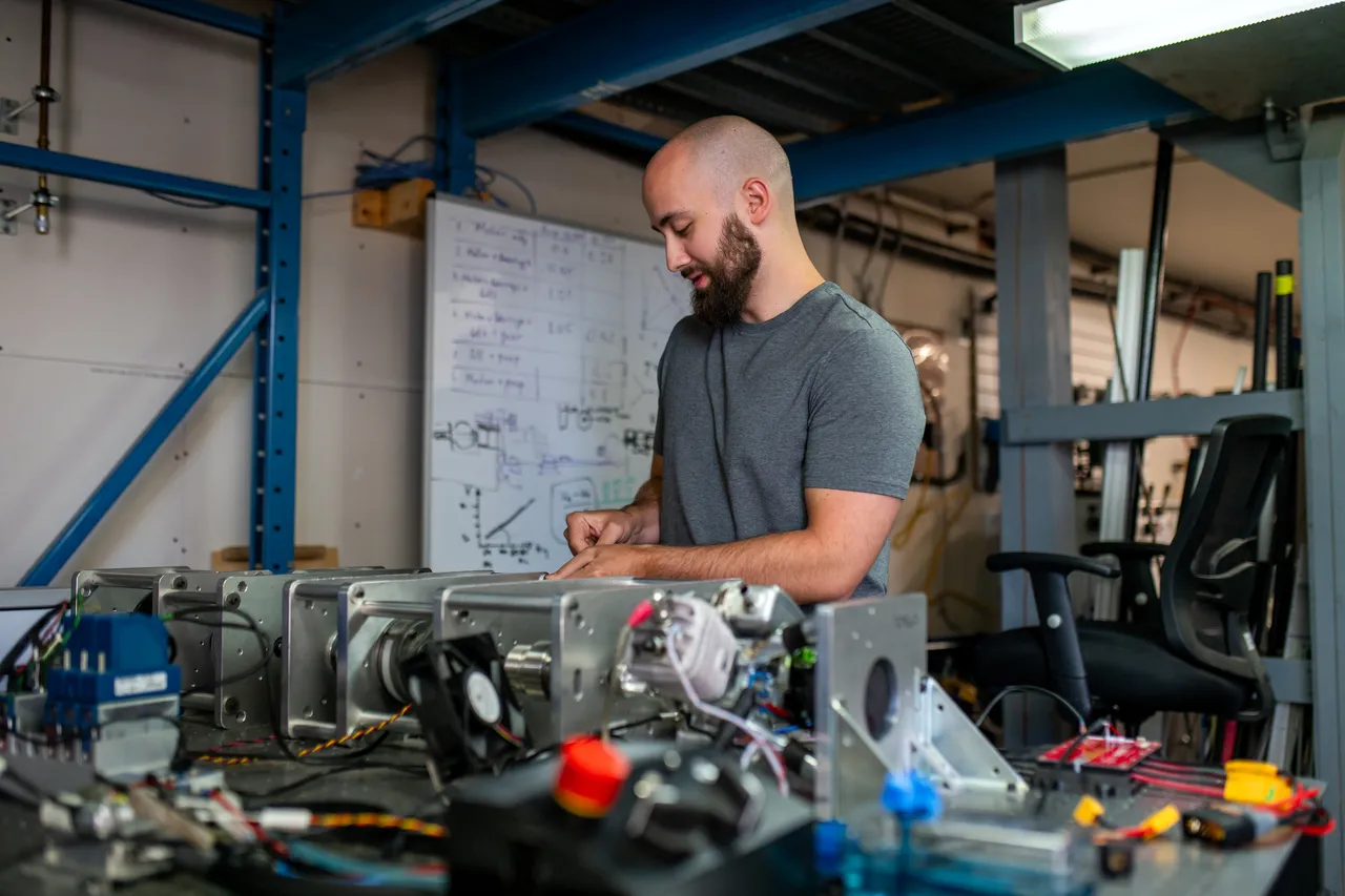 Using equipment - 8 - UVIC Aerospace Lab - Victoria