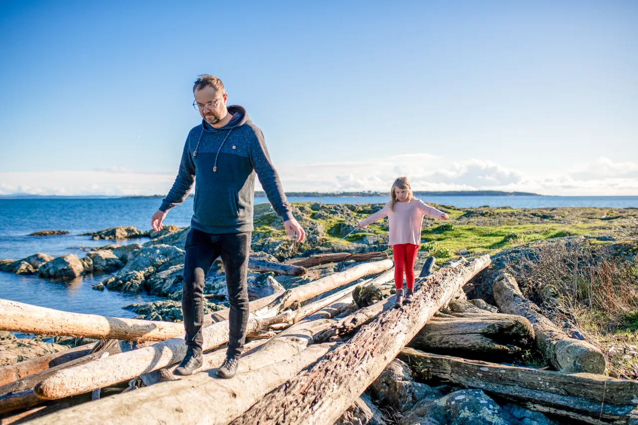 Family by ocean - 10