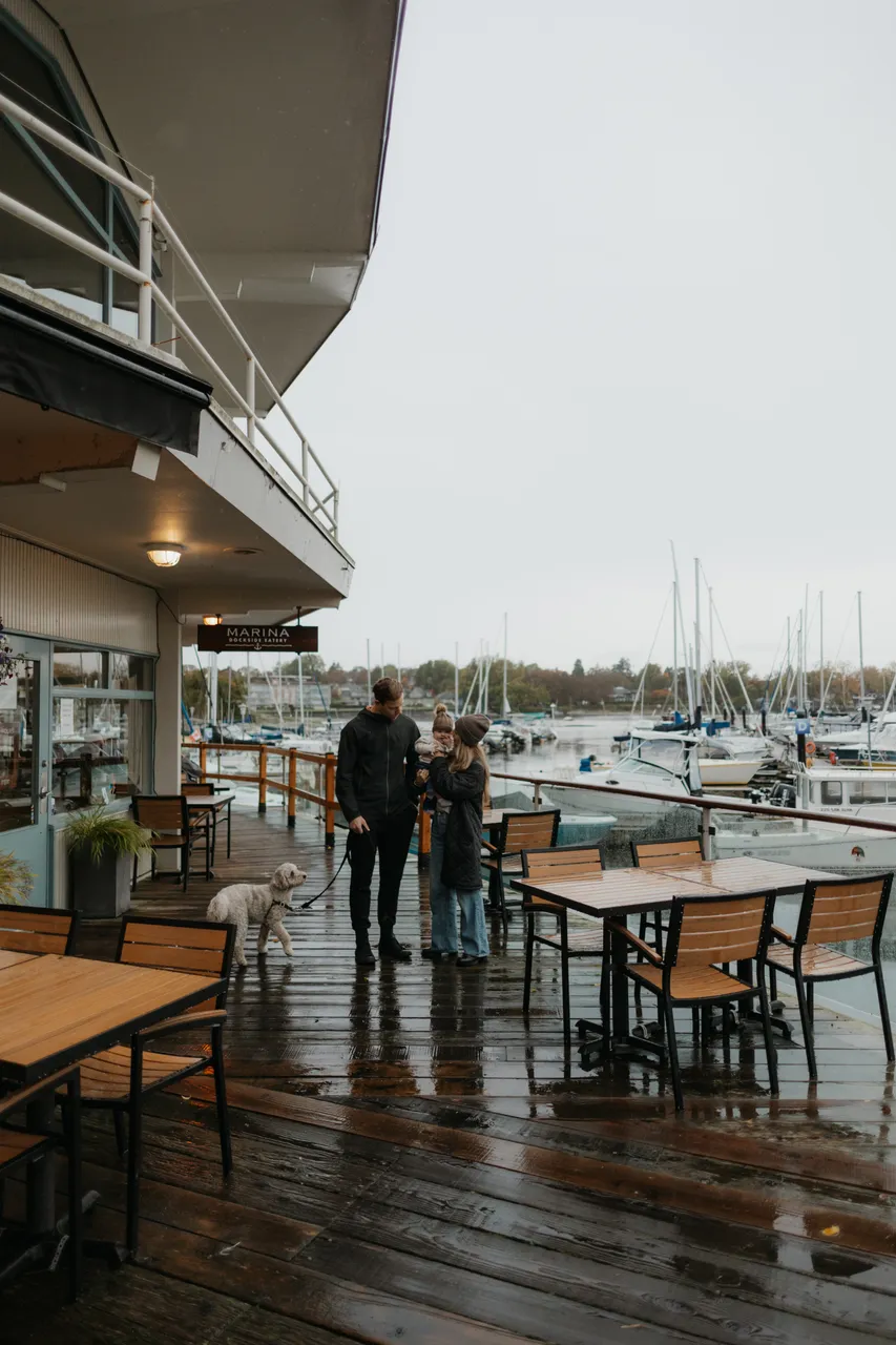 Family walking outdoors - 12 - Oak Bay
