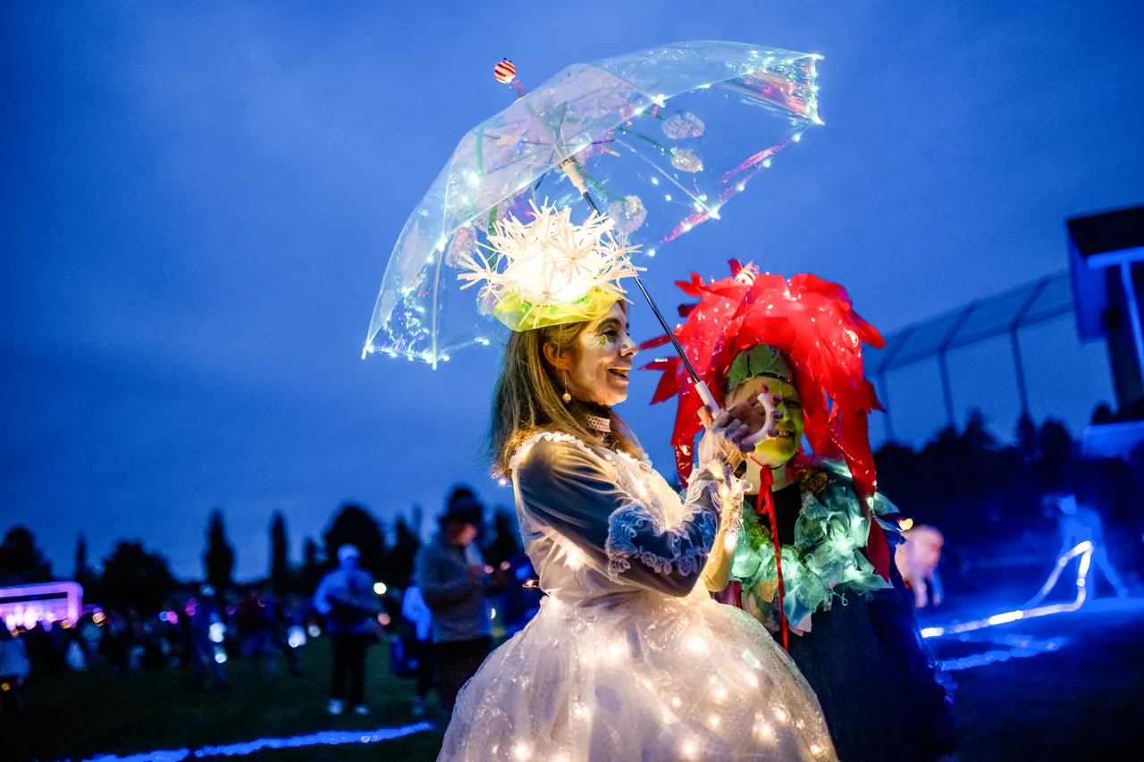 People with umbrellas - 2