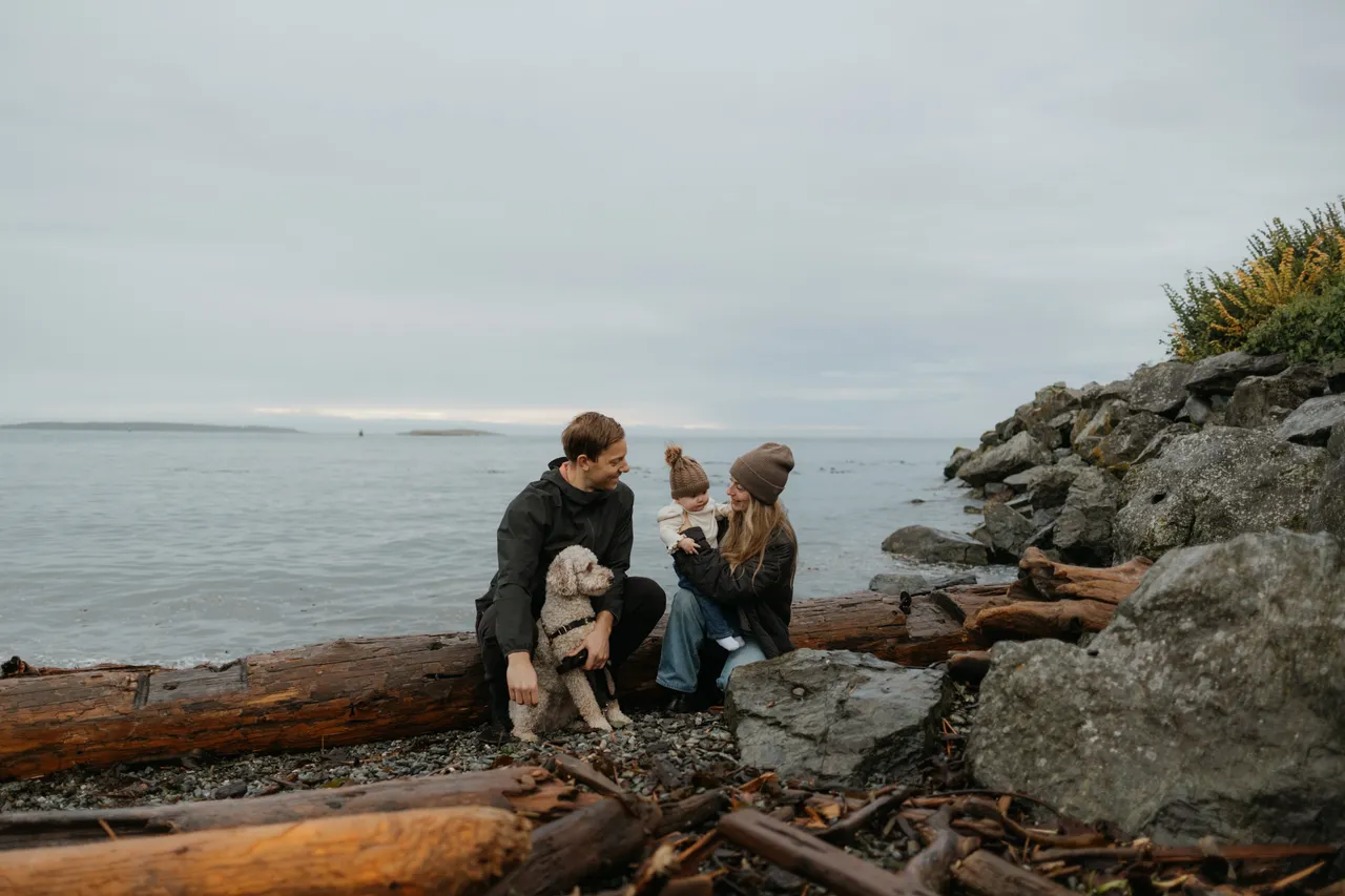 Family by ocean - 26 - Oak Bay