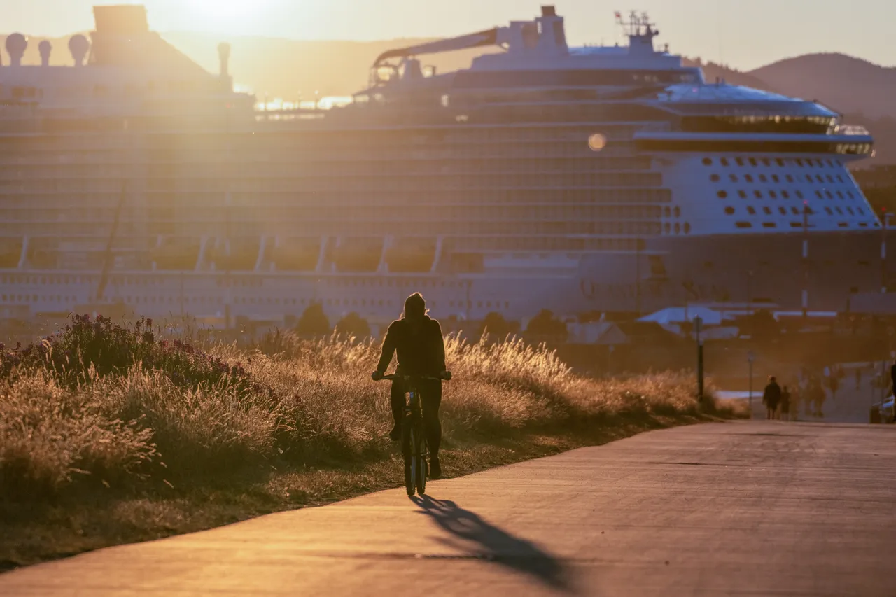 People by ferry - 2