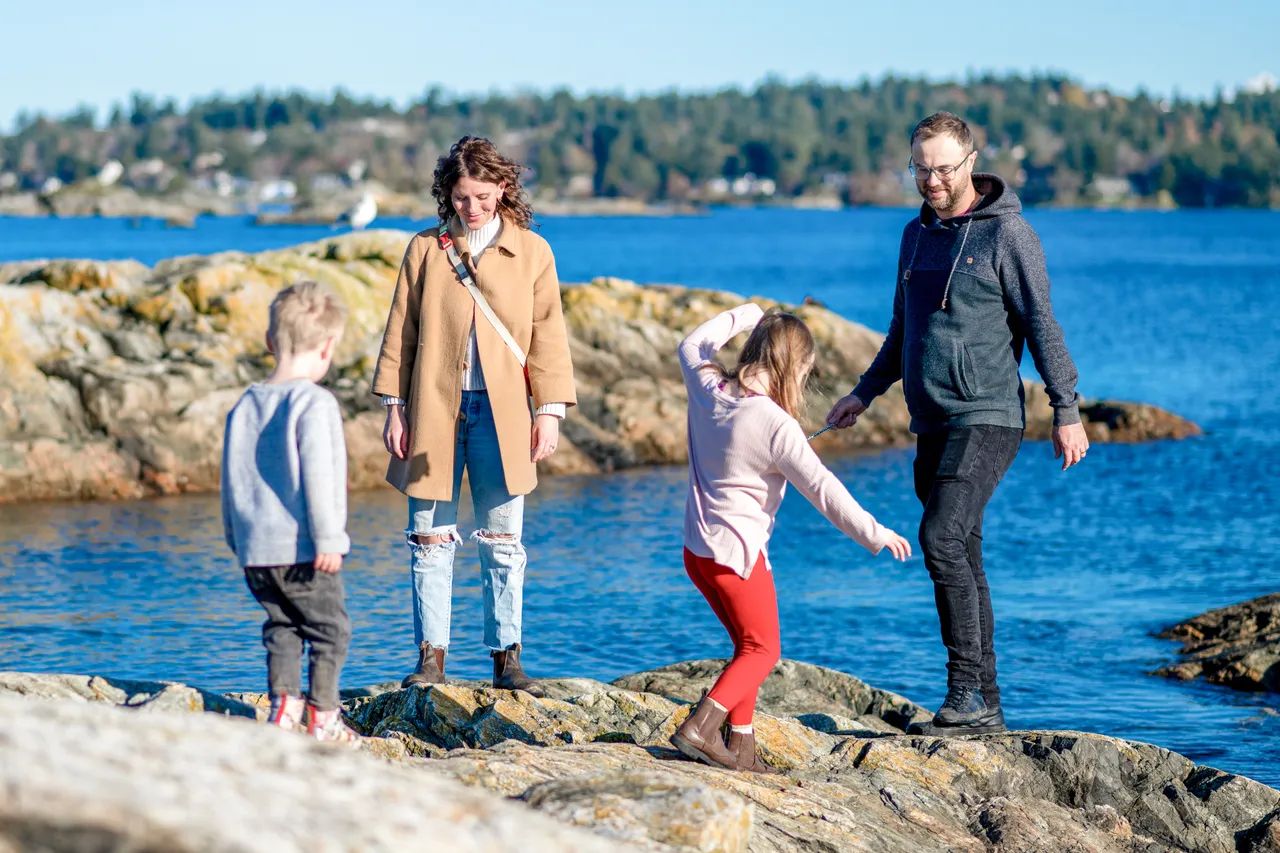 Family by ocean - 8