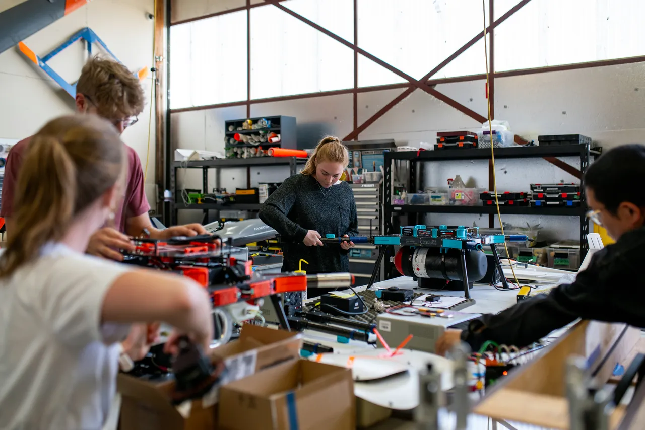 Using equipment - 5 - UVIC Aerospace Lab - Victoria